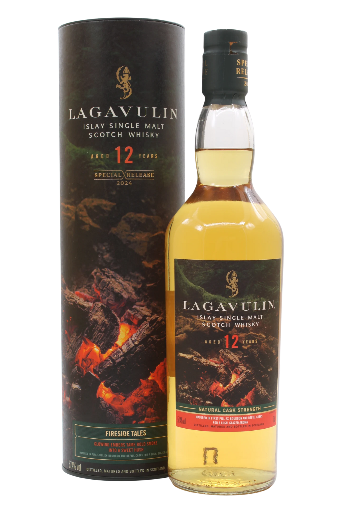 Bottiglia di Lagavulin 12 anni Special Release 2024 Fireside Tales accanto al tubo