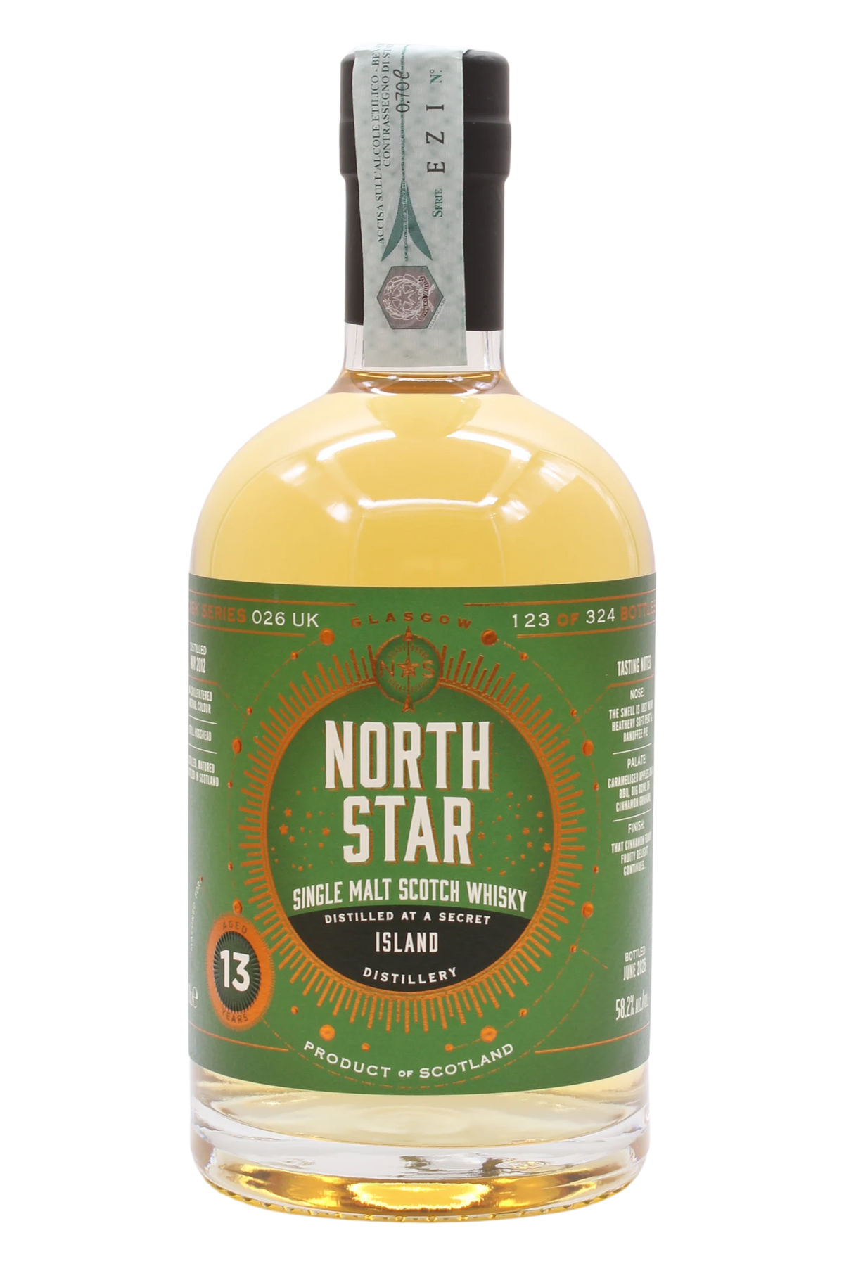 Bottiglia di North Star Spirits 13 anni da una distilleria segreta delle isole, etichetta verde