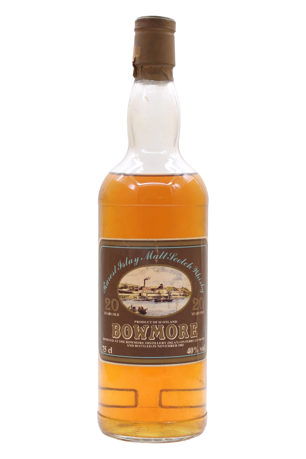 Bottiglia di Bowmore 20 anni 1965 Rarest Islay Malt con veduta della distilleria