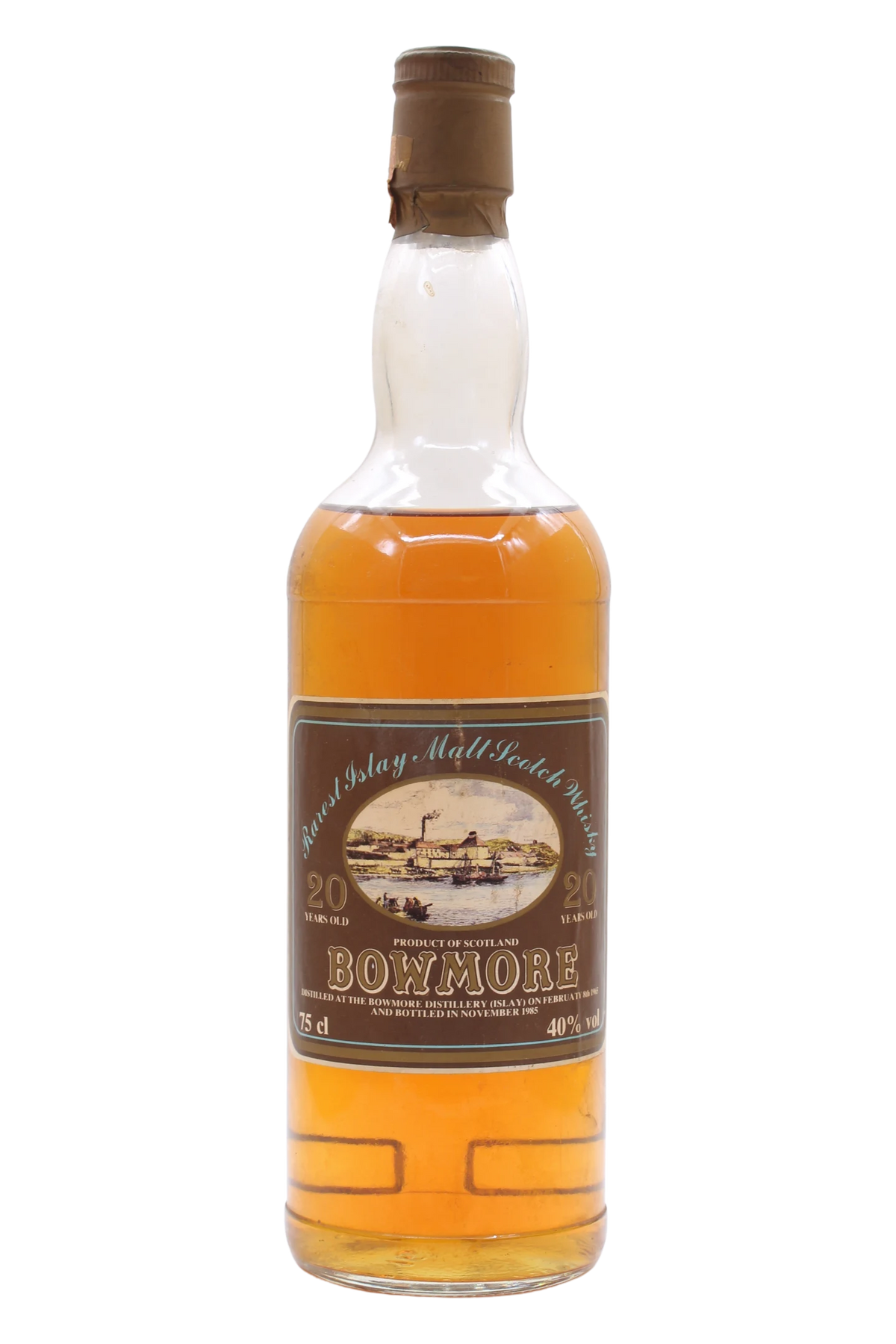 Bottiglia di Bowmore 20 anni 1965 Rarest Islay Malt con veduta della distilleria